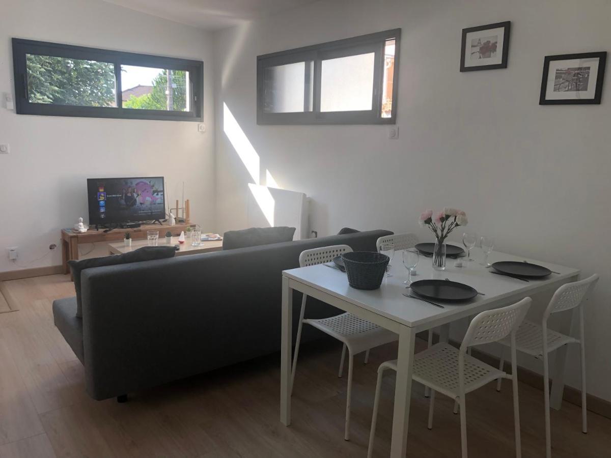 Appartement Paisible Proche Centre Ville Bron Buitenkant foto